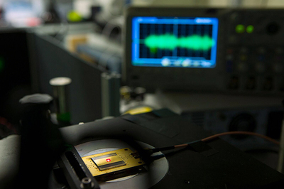 The world's tiniest radio