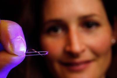 World first: new polymer goes for a walk when illuminated