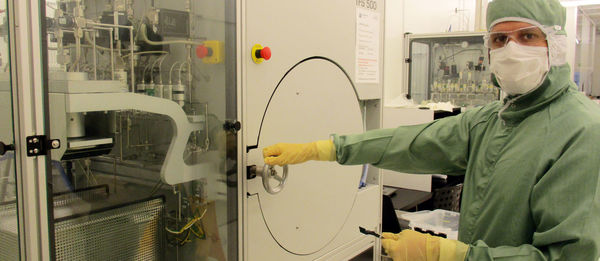 Breakthrough in photonics: data-transmitting light signal gets power boost from nanosized amplifier