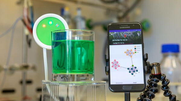 Hypertaste: An AI-assisted e-tongue for fast and portable fingerprinting of complex liquids