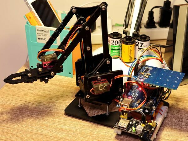 MeArm Controlled by Arduino Uno and TTP229-BSF Touchpad