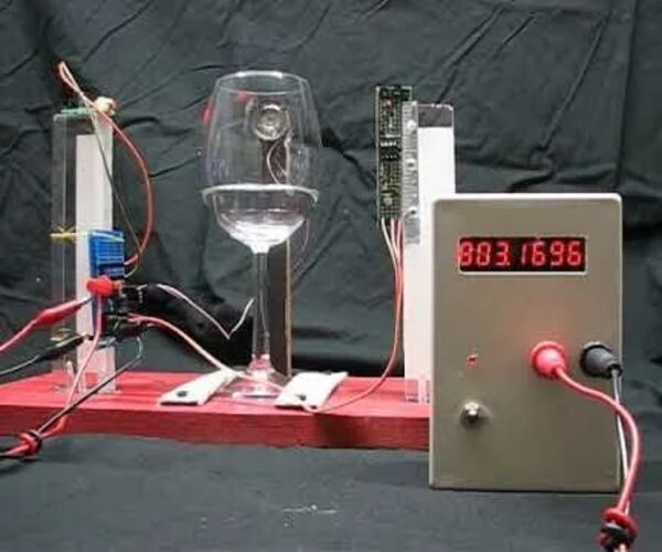 In Vino Veritas - a Wineglass Oscillator