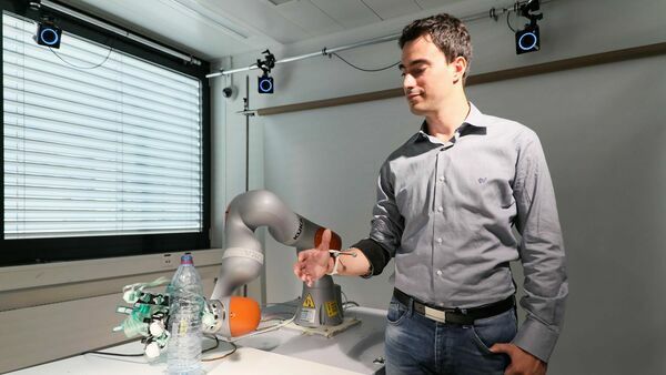 A smart artificial hand for amputees merges user and robotic control