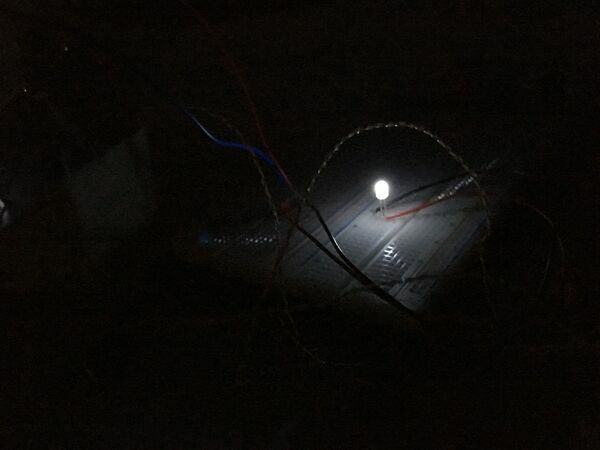 Device generates light using the cold night sky