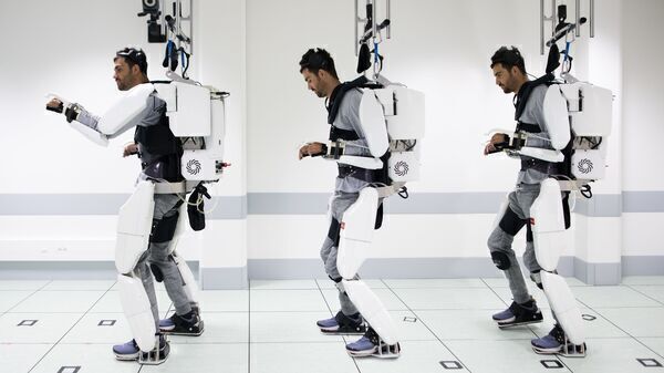 An unprecedented neuroprosthetic allows a tetraplegic patient fitted with an exoskeleton to move