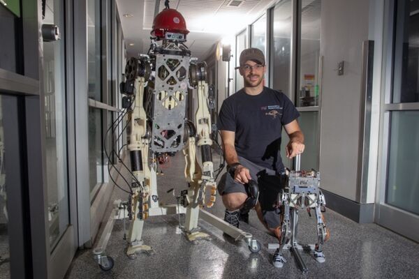 Two-legged robot mimics human balance while running and jumping