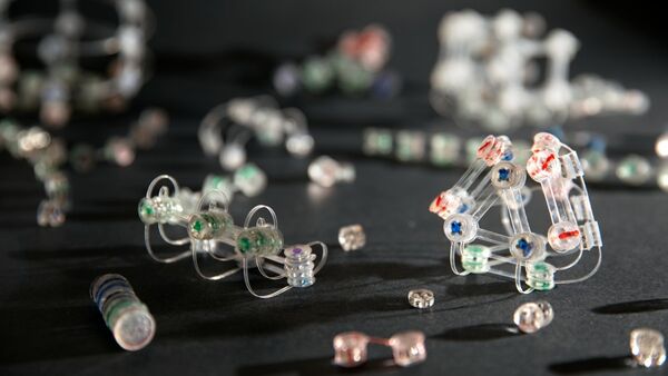 Self-assembling system uses magnets to mimic specific binding in DNA