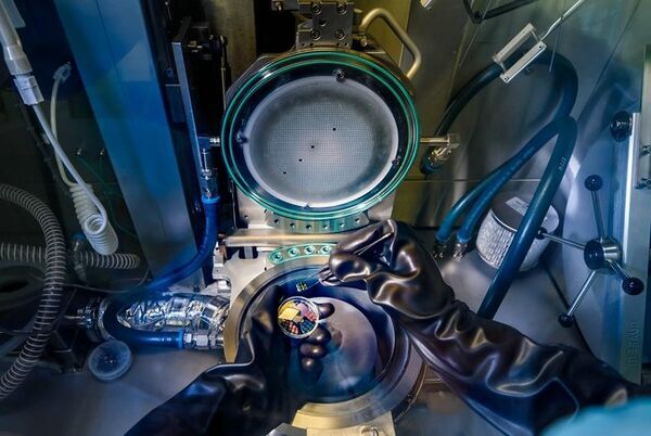 Eindhoven researchers present revolutionary light-emitting silicon