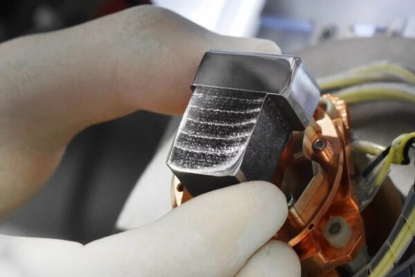 Strong and ductile Damascus steels by additive manufacturing