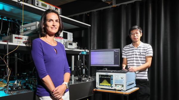 Reconfiguring microwave photonic filters without an external device