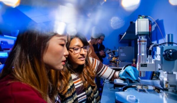 Atom-thin transistor uses half the voltage of common semiconductors, boosts current density