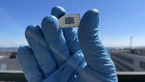 Improving the efficiency of tandem solar cells